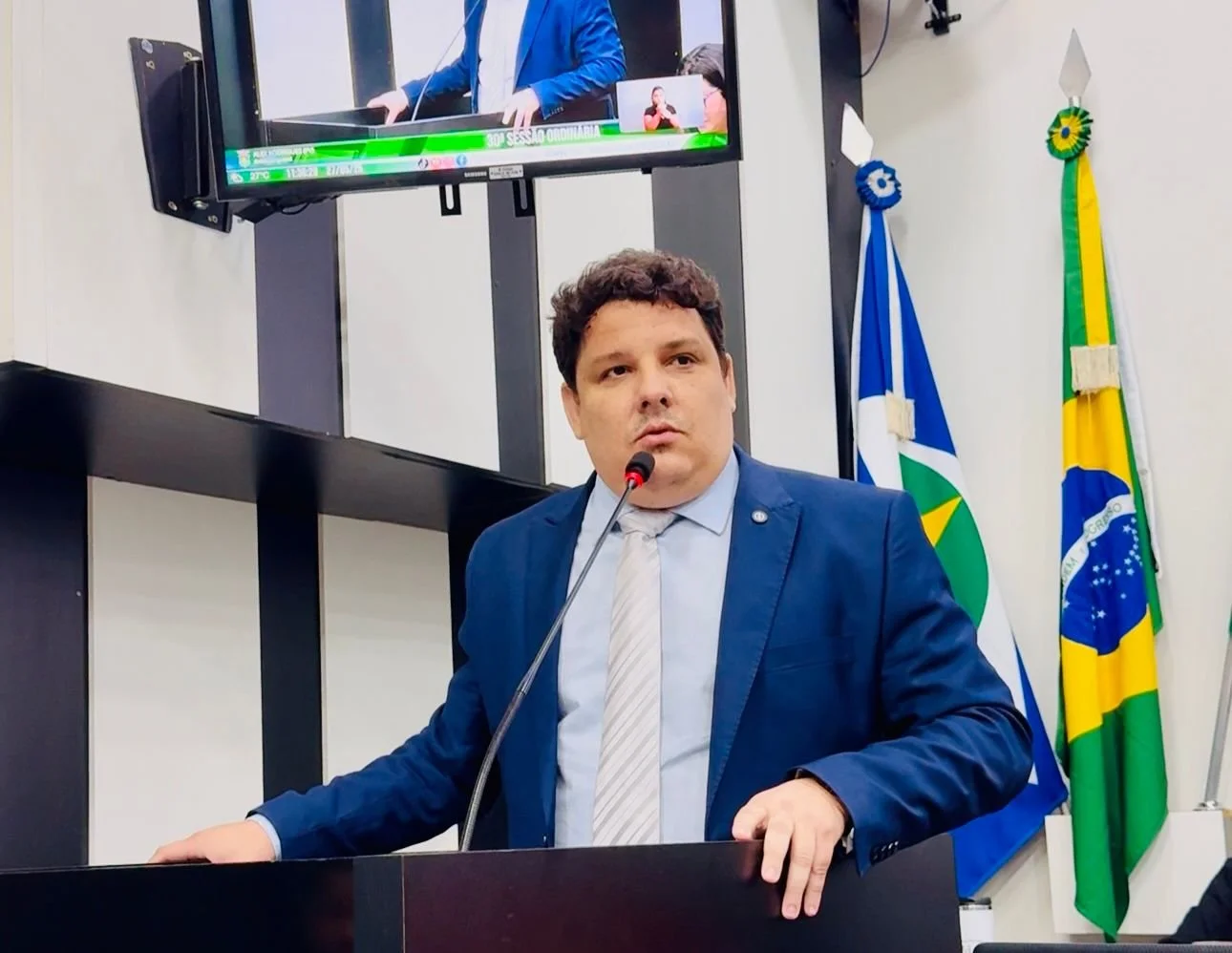 Vereador Alex Rodrigues anuncia mutirão de tapa-buracos no Tijucal a partir desta quarta-feira (28)